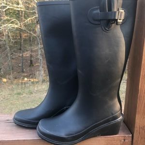 Dirty Laundry wedged rain boots!!